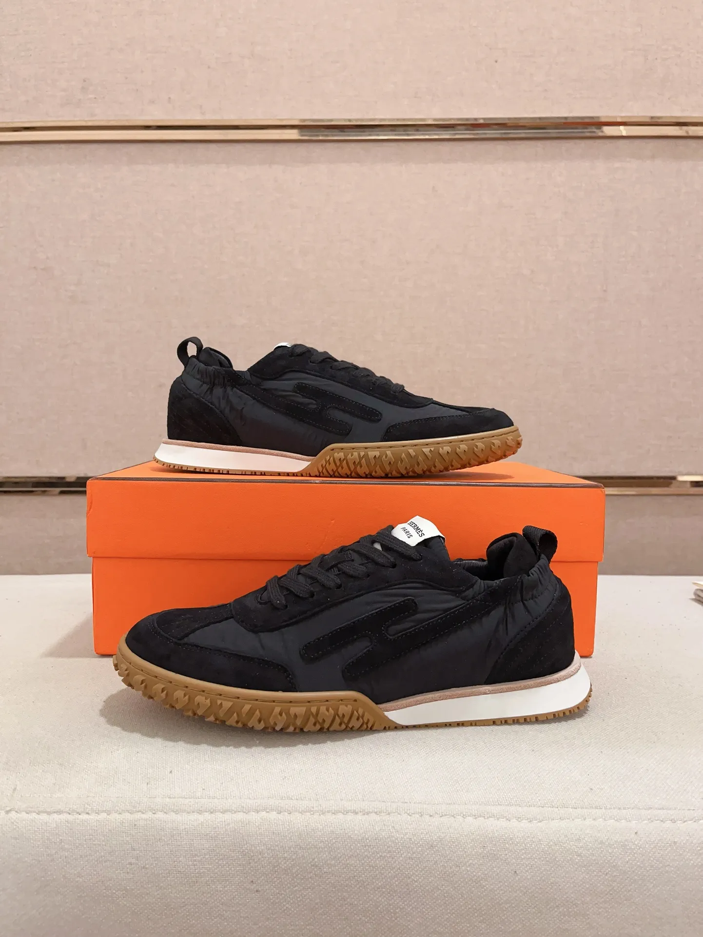 Men's men's shoes 💰: 720💰 Hermes top version # Couple style 💏 24ss casual sneakers Suede goatskin sneakers decorated with contrasting patterns and iconic "H" details, beautifully packaged at the delivery counter 🛍📦 Fabric: suede + cowhide Lining: mixed sheep lining Outsole: original TPU Bottom thickness: 2CM Size: 35-44